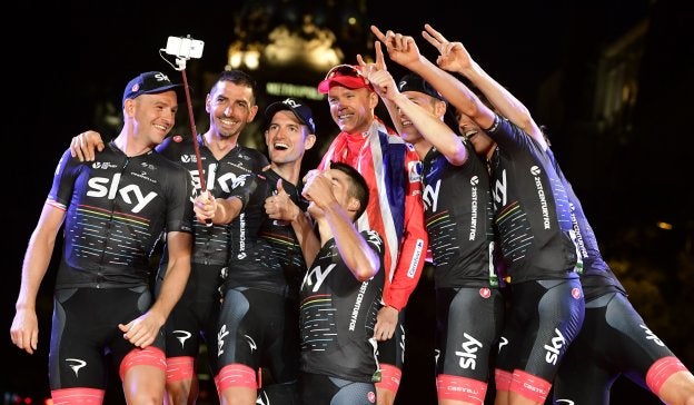 El equipo ciclista Sky al completo celebra la victoria de Chris Froome en la Vuelta. :: josé jordan / AFP