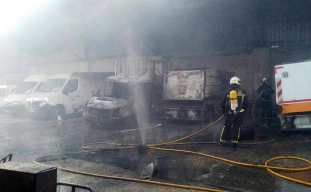 Bomberos de Mijas realizan labores de refresco en la zona afectada.