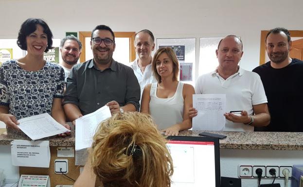 Guzmán Ahumada, segundo por la izquierda, presenta la candidatura.