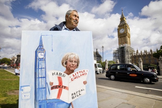 El caricaturista político Kaya Mar
sostiene un dibujo que representa la
votación de la ley de desconexión
de la Unión Europea. :: T. A. / AFP