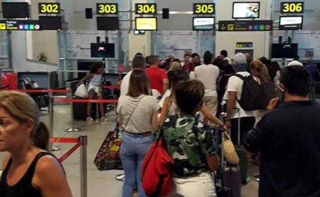 Pasajeros afectados anoche por la cancelación.