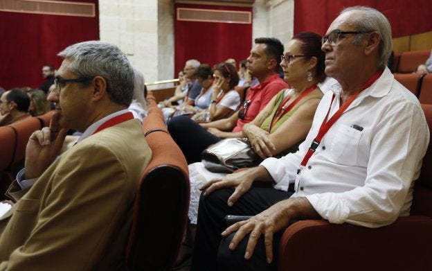 La familia de Rocío Cortés, en el Parlamento.