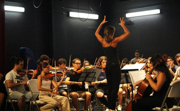 Alumnos de la Academia Orquestal de Málaga durante el ensayo