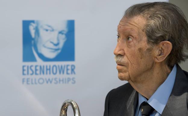 Manuel Alcántara, en el momento de recoger el premio.