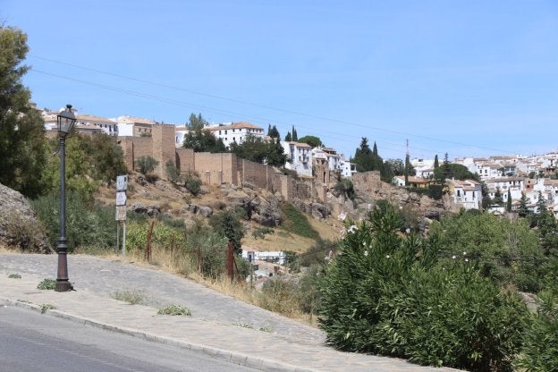 La mayoría de las farolas están rotas y no funcionan. :: v. m.