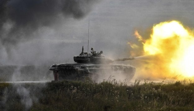 Un carro blindado ruso T-90 efectúa un disparo durante las manionbras militares que se desarrollan en Bielorrusia. :: A. N. / AFP