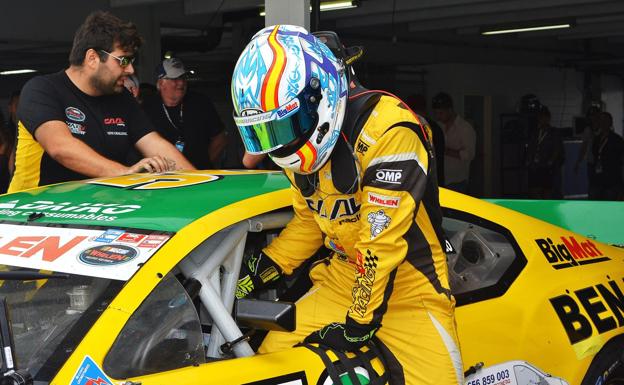 Tineo en el difícil momento de entrar con casco al coche