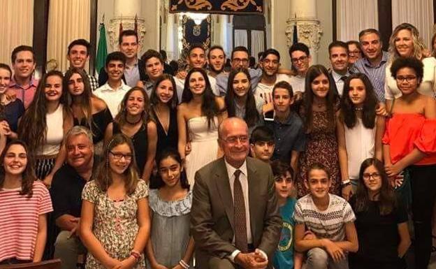 El alcalde, con los niños.