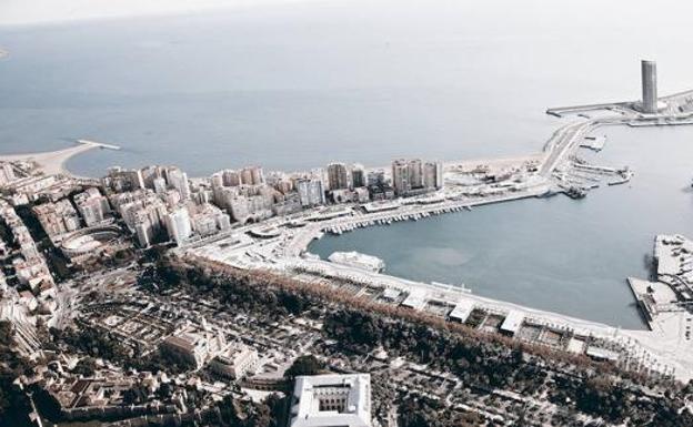 Recreación de una vista aérea del Centro y el puerto, donde ya se encajaría el rascacielos.