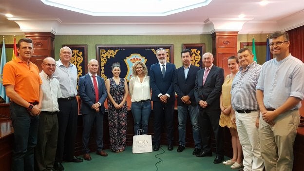 Representantes de Aehcos y del Ayuntamiento de Nerja, ayer. :: e. c.