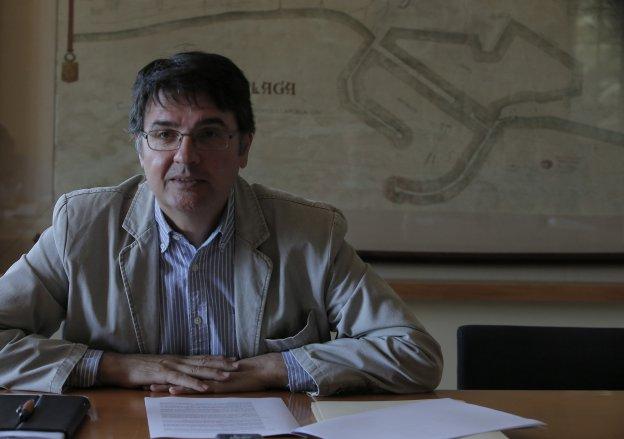 El decano del colegio, Francisco Sarabia, con un antiguo plano del puerto, al fondo.