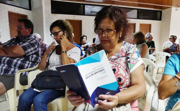 Un centenar de personas se inscriben en el aula de mayores de la UMA en el primer día de matrícula