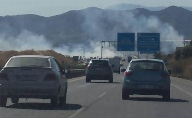 El fuego, a ambos lados de la carretera