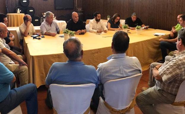 Empresarios del parque industrial afectado por el fuego, reunidos con Daniel Pérez. /F. J.