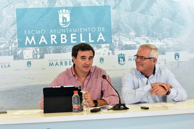 Félix Romero y Rafael Piña, tras la Junta de Gobierno Local. /Josele-Lanza -