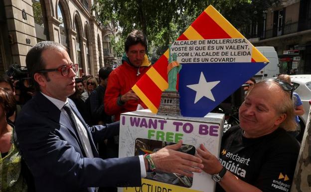 El alcalde de Mollerusa, Marc Solsona, a la salida de la Fiscalía./Albert Gea (Reuters)