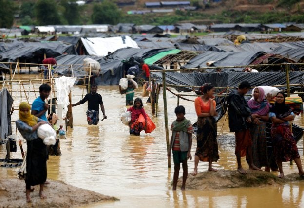 Refugiados rohingya sobreviven en medio del lodazal en un campo de Bangladesh. :: M. P. H. / Reuters/