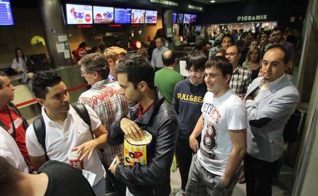 Numerosos espectadores durante una de las ediciones de la Fiesta del Cine./Archivo