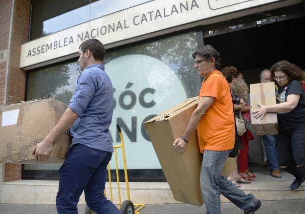 Miembros de la ANC se llevan material de su sede. :: J. LAGO / afp/