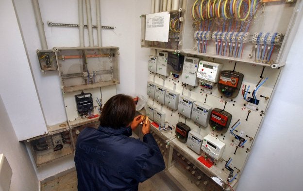 Cuadro de contadores de un edificio en Miranda de Ebro (Burgos). :: avelino gómez/