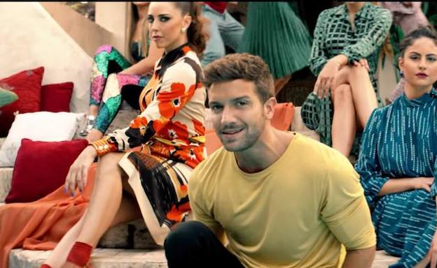El malagueño, bien rodeado, en el videoclip.