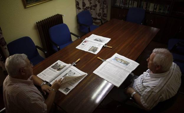 Jubilados, leyendo el periódico./Reuters