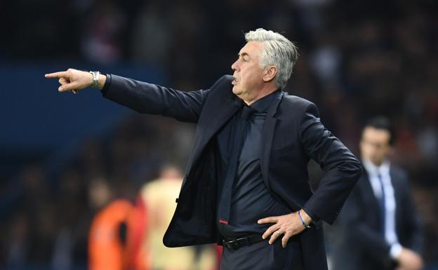 Carlo Ancelotti, con Emery al fondo, en el Parque de los Principes. /AFP