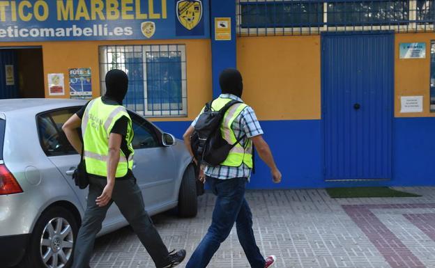 Guardias civiles, en las oficinas del Marbella FC, este martes./Josele-Lanza -