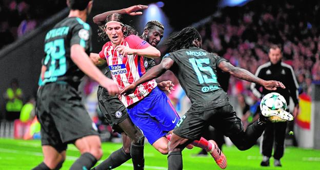 El lateral atlético Filipe Luís no puede penetrar entre tres jugadores del Chelsea. :: P.p. MARCOU. afp/