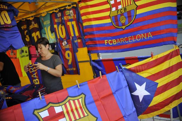 Fútbol y política. Esteladas a la venta en uno de los puestos situados delante del estadio. /Ignacio Pérez