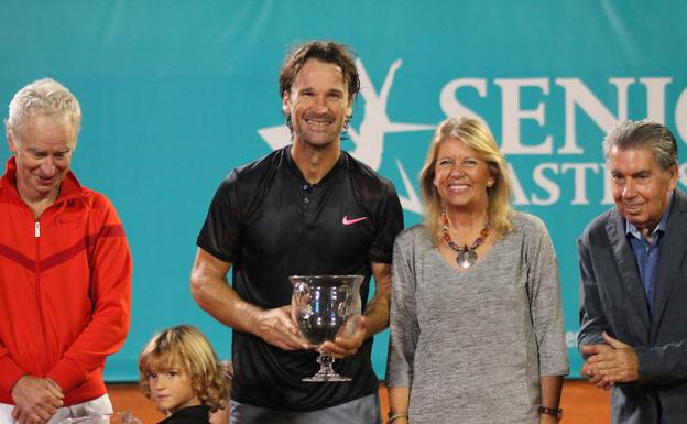 McEnroe, Moyá (con el trofeo), Muñoz (alcaldesa de Marbella) y Santana, en la ceremonia de entrega de premios./Julio Rodríguez