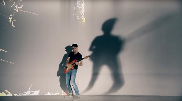 El cantante Fito, durante el rodaje de un videoclip. :: r. c./