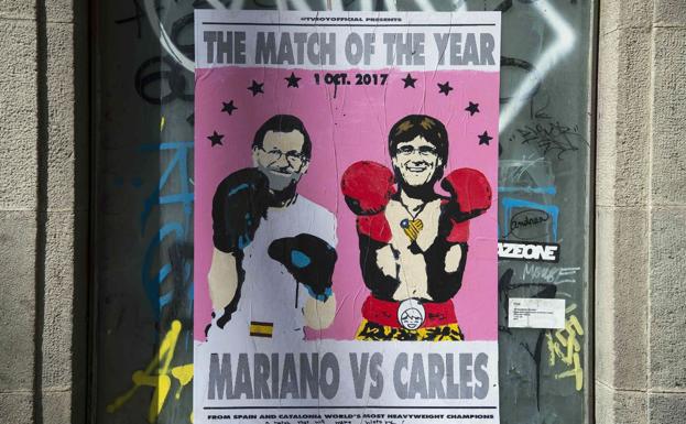Cartel que representa a Rajoy y Puigdemont como dos boxeadores./Josep Lago (Afp)