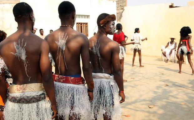 Varios estudiantes de kizomba, durante una clase. /AMPE ROGERIO (AFP)