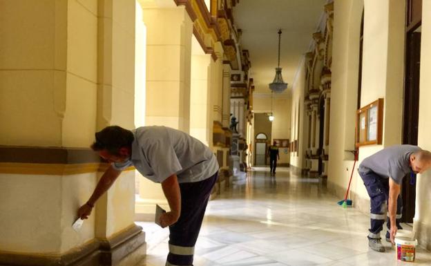 Quitan humedades en el Ayuntamiento.