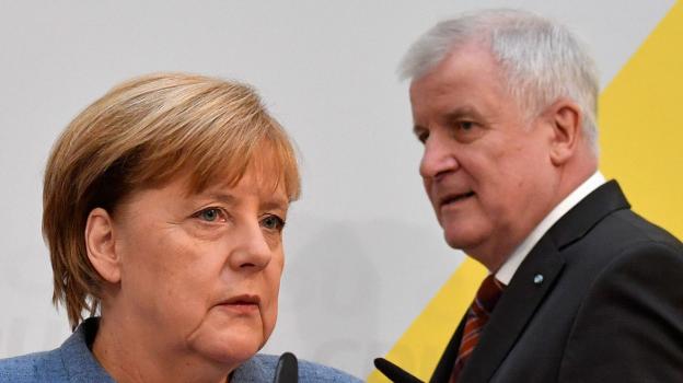 Angela Merkel y Horst Seehofer, líder de la CSU bávara, ayer en Berlín durante una conferencia de prensa. :: John MACDOUGALL / AFP/
