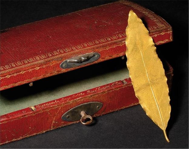 Una de las hojas de laurel que formaban parte de la corona de Napoleón. :: r. c./