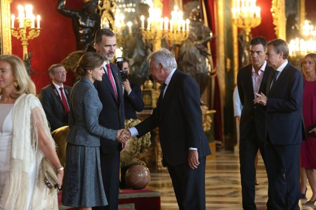 Los Reyes saludan a Felipe González en presencia de Rodríguez Zapatero y Sánchez. /Ernesto Agudo