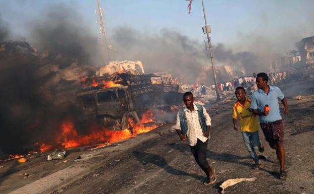 Civiles huyen de la zona del atentado./Feisal Omar (Reuters)