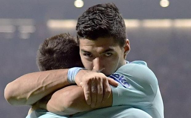 Luis Suárez y Messi se abrazan tras marcar el empate en el Metropolitano. /AFP