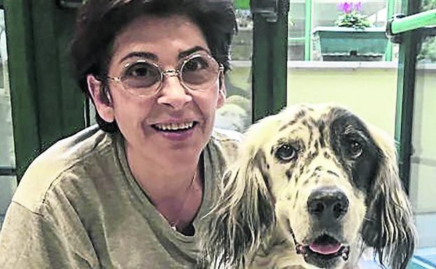 Anna, la trabajadora italiana, con su mascota./SUR