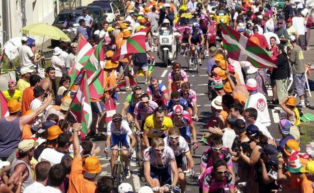 El pelotón del Tour, en Luz Ardiden. /El Correo