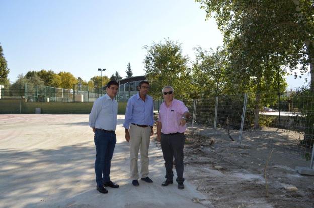 El concejal de Urbanismo y el alcalde, en las instalaciones. /F. T.