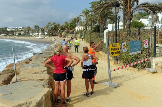 Turistas junto al primer tramo en el que se va a actuar./Josele-Lanza -
