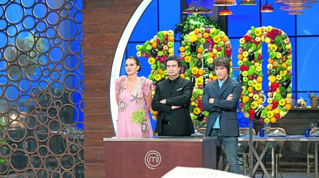 Samantha, Pepe y Jordi, jurados de 'MasterChef', por cuyos platós han pasado desde 2013 casi trescientas estrellas Michelin. :: R. C./