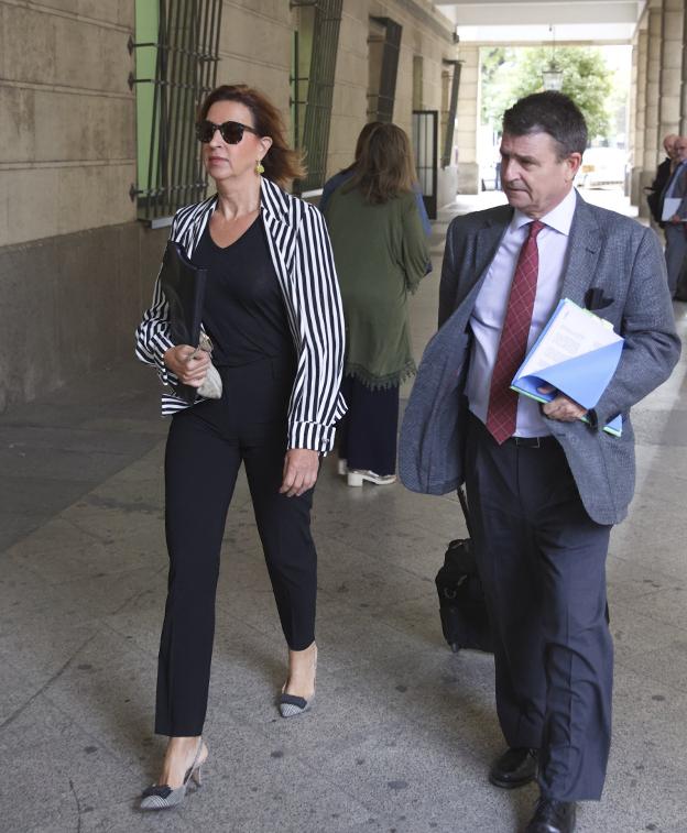 Soledad Córdova y Carmen de Miguel, las dos exaltos cargos del Gobierno de Aznar interrogadas ayer en el juzgado de los ERE./J. Muñoz | EFE