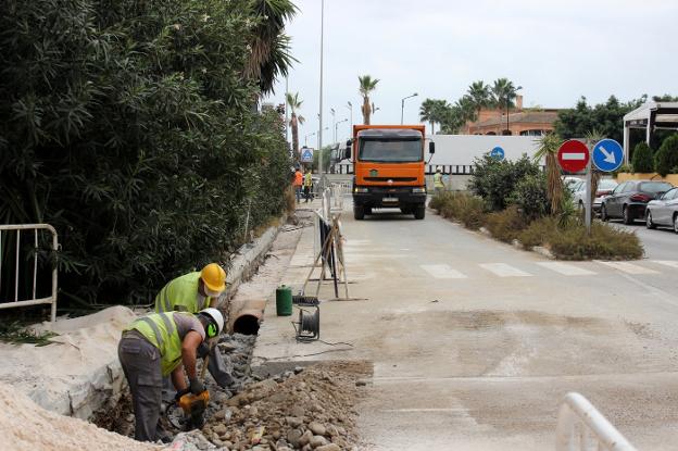 Trabajadores instalan nuevas redes de saneamiento./Charo Márquez