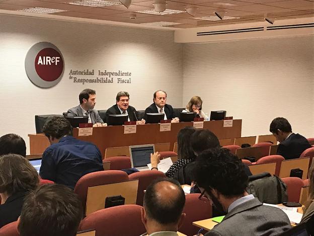 El presidente de la AIReF, José Luis Escrivá (c) en la presentación de un informe. :: r. c./