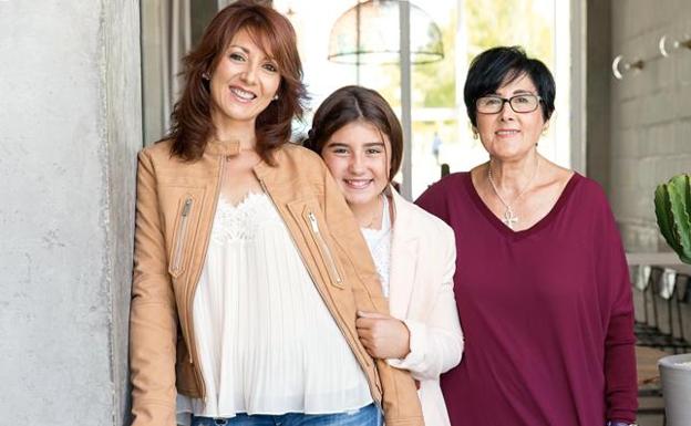 Beatriz, con su hija, Lidia, y su madre./