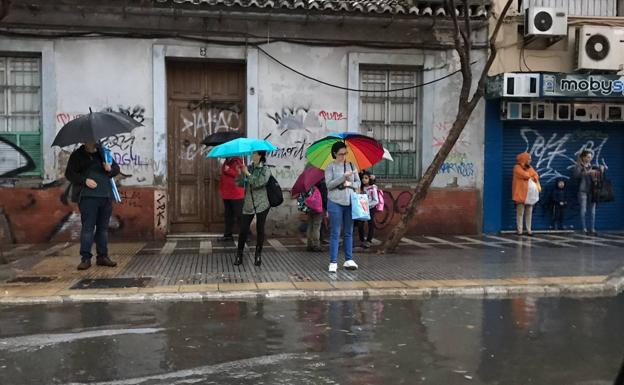 Ciudadanos con paraguas, este jueves./SUR